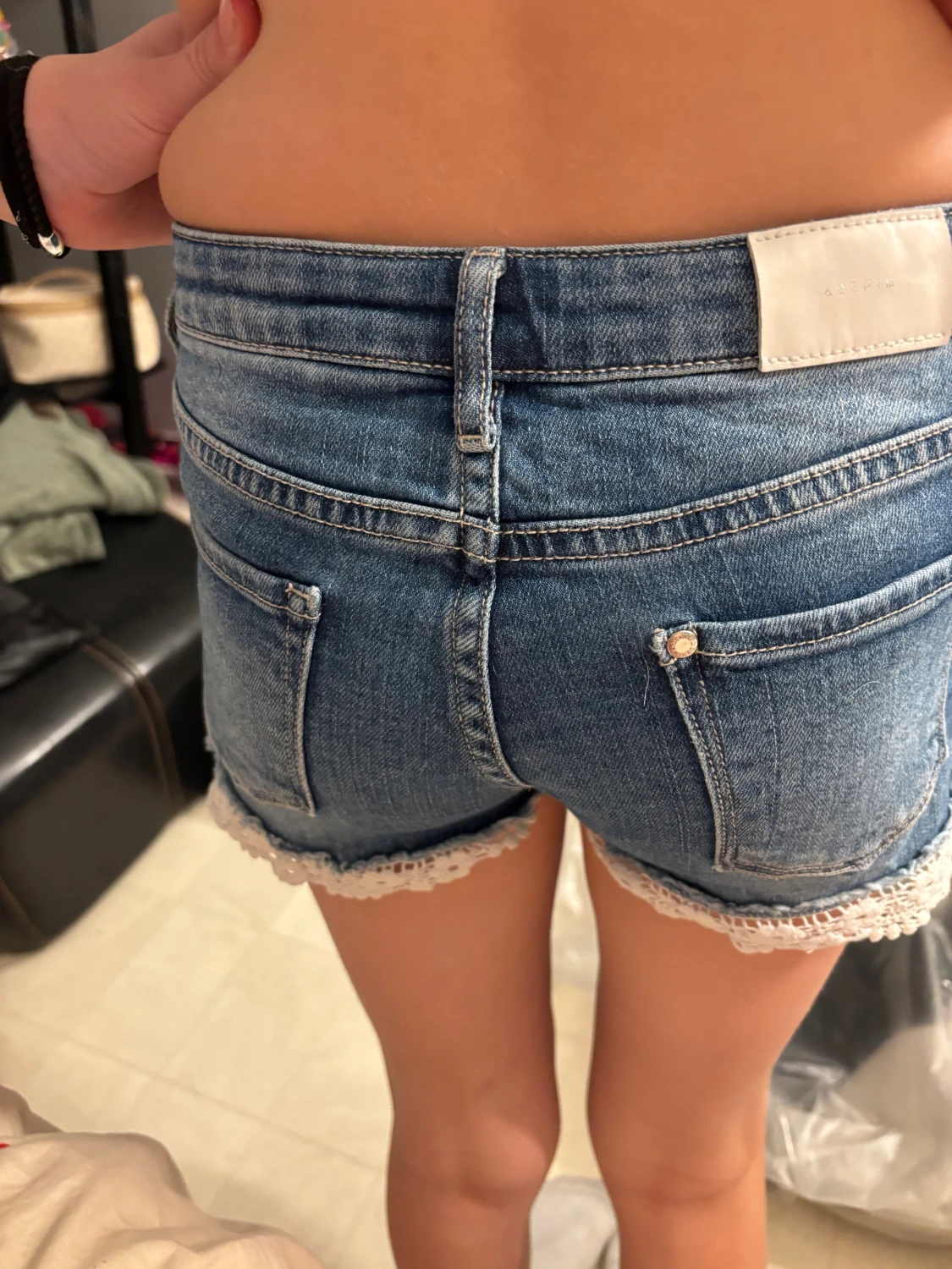 Blå jeansshorts med spetskant - 1