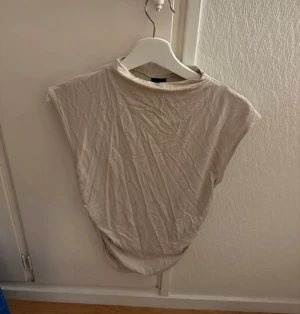 Fest topp - Säljer en beige ärmlös topp från Gina Tricot i storlek L. Beige topp från Gina Tircot i storlek L Har vanligtvis XS/S i kläder och denna sitter bra på mig. Köpt förra året och använts någorlunda mycket.   Sydda detaljer på sidan