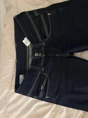 Vintage Pepe low waisted jeans  - W27 innerben 30. Pepe low waisted jeans. Blå snygg jeans använt några gånger 