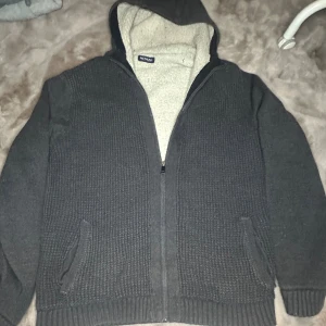 Stickad cardigan fodrad  - Mycket fint skick och en perfekt cardigan att ha nu i vinter. Tveka inte på att ställa frågor. Modell 182 