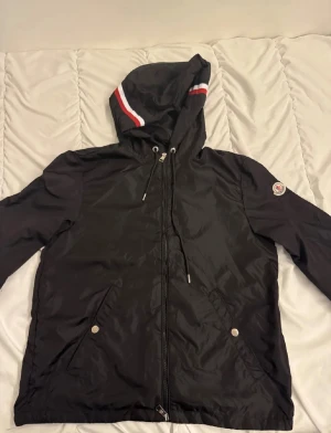 Svart Moncler vindjacka med huva - Svart vindjacka från Moncler finns i Borås 