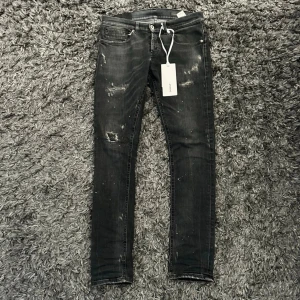 Dondup george grå 30 - Säljer dessa riktigt populära dondup jeans i storlek 30. Dem är nästan i nyskick så jag använt dem fåtal gånger. Endast jeans medföljer och skriv vid fler frågor eller bilder 