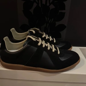 Maison Margiela Replicas  - tjena, säljer dessa sprillans nya maison margiela gatsen! Storlek 43, allt og ingår det vill säga dustbags och skolåda. Hör av er vid eventuella frågor eller funderingar :) 🤙🙌