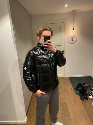 Moncler Maya puffer jacka utan hoodie - M - En mycket fin knappast använd Moncler Maya utan hoodie i storleken M och nfc och sådant fungerar utan problem. Vid fortsatta frågor är det bara att kontakta mig. Ha en fortsatt bra dag😁👍