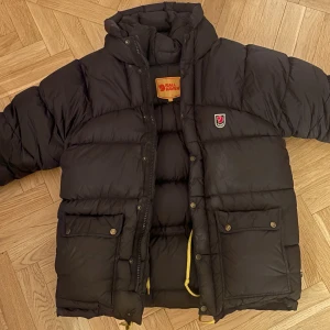 Svart puffjacka från Fjällräven  - Säljer denna populära fjällräven jackan då den är lite för stor för mig! Ledande bud 4000kr, budgivning i kommentarerna💓 (s) men är lite stor i storleken!
