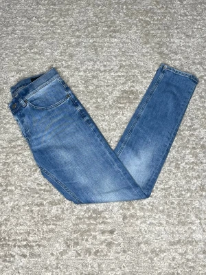 Dondup George  - Hej jag säljer ett par Dondup George i nyaste modellen. Jeansen i riktigt snygg ljusblå färg perfekt för dig som vill ha ett par kvalitetsjeans med grym passform. Nypris ≈4000kr, mitt pris 899kr.  Skick: 9/10 Storlek: W30 Midja: 37cm Lår: 23cm Ytterlängd: 100cm Innerlängd: 78cm  Skriv gärna om du vill ha fler bilder eller har frågor!