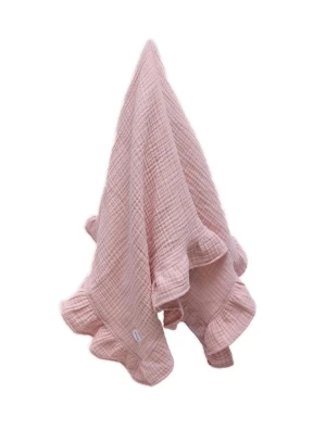 Bomullsmuslin babyfilt med volanger – rosa - Perfekta kombinationen av stil och funktionalitet babyfilt från BabyRose. Handgjorda muslinbomullsfilt, tillverkad av mjuk, ren bomull och pryds av en söt volang runt kanterna. Perfekta presenten till födseln, babyshowern eller varför inte ge ditt barn den komfort och omsorg den förtjänar med vår lyxiga bomullsfilt.  – Storlek: 100 x 100 cm – Maskintvättbar i 30°C
