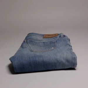 Diesel - Diesel // Low waist // Boot cut Storlek: 28 Mått: Midja, 37 cm, Benlängd, 98 cm, Innerben, 79 cm Nypris: 2000:- Vårt pris: 419:- Hojta gärna vid frågor – vi svarar dig alltid snabbt med ett trevligt bemötande. Allt gott, /Team Trovata 