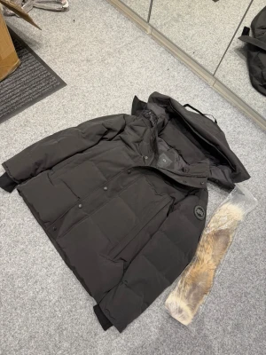 Canada Goose wyndham black parka black logo - Size fusion M. Bought on Vinted with item verification and came as 100% real. Receipt DM!🫶🏻