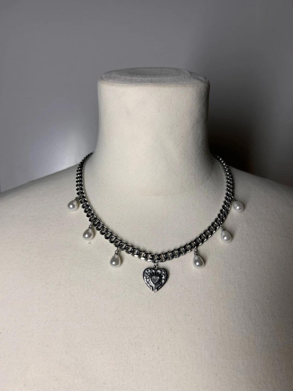 Halsband med pärlor och hjärta silverfärgat 