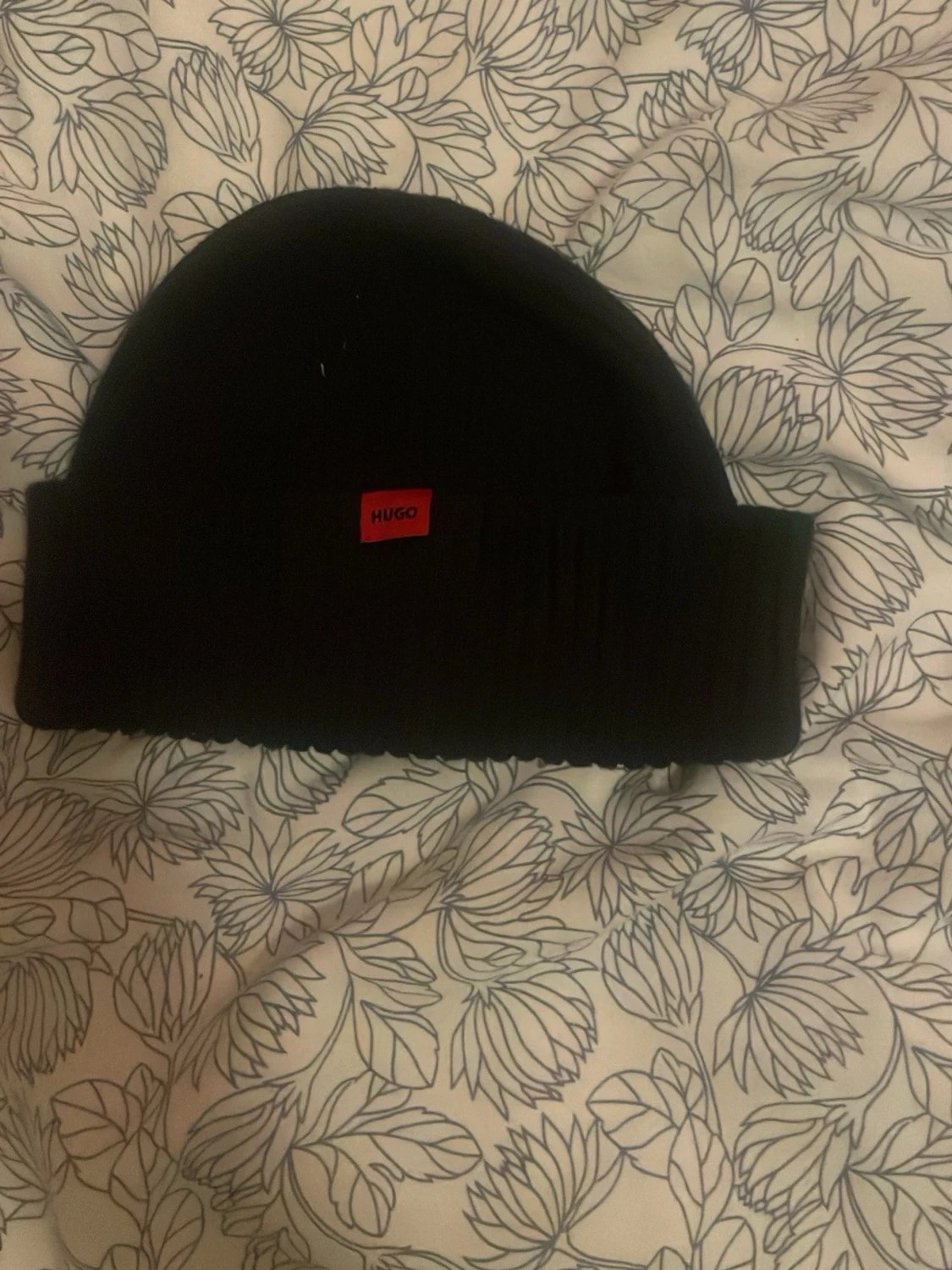 Svart mössa från Hugo