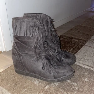 Fransskor  - Skit snygga fransskor!  Använda fåtal gånger. Stl 38 men lite liten i storleken skulle jag säga 🤗skriv för fler bilder eller om ni skulle ha någon fråga! 