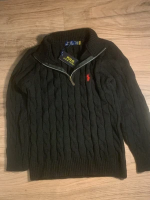 Svart stickad tröja Polo Ralph Lauren - Perfekt till dig som vill köpa billig julklapp eller dig själv 🎄🎅
