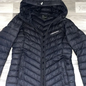 Peak performance jacka  - Jätte fin peak jacka som ALDRIG har används. Men har haft den ganska länge men den har ALDIRG kommit till användning Färgen är typ blå/svart men mest svart. 