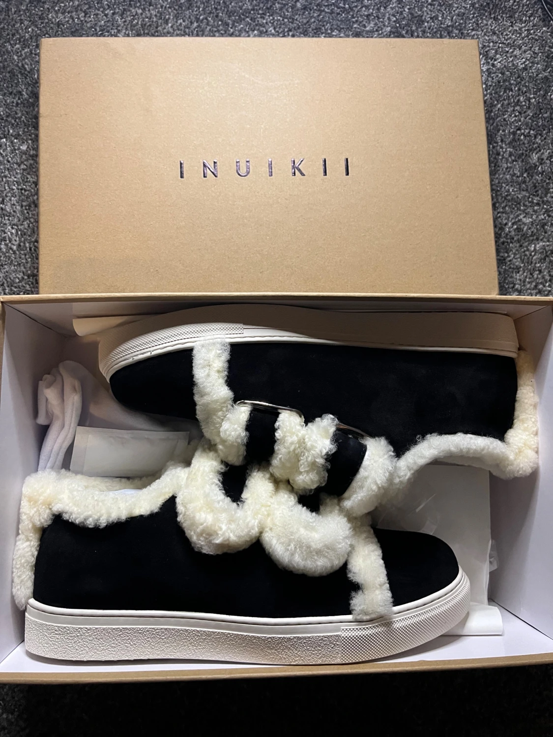 Svarta sneakers från Inuikii med päls