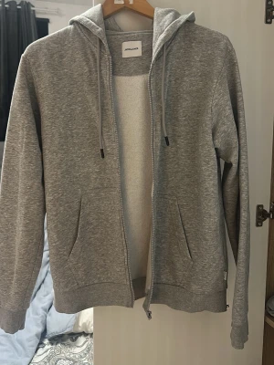 Dragkedja hoodie  - En jätte fin  hoodie tröja som är använd bara några gånger 