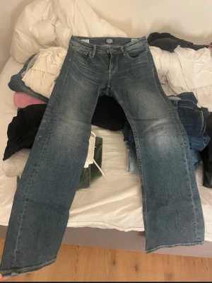 Vintage lågmidjade jeans  - Waist:28 length:33 & passform sitter som en xs-s skulle jag säga, stog tyvär ingen storlek på lappen!