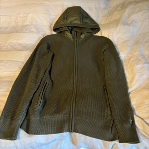 Cardigan från inidcode  - Säljer den mycket populära och slutsålda cardiganen Indicode. Storleken är S men  sitter lite större än S, mer emot M. Skicket är nyskick, skriv för mer frågor 