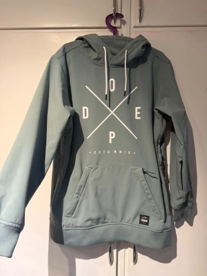 Dope skid jacka  - Perfekt fin skidjacka i bra skick, använd 3-4 säsonger och inge fel på den bra skick. Hör av dig vid funderingar och pris kan diskuteras, nypris runt 2 kac