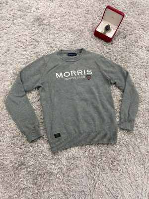 Morris tröja stickad grå storlek M - Väldigt snygg stickad tröja från Morris i en grå färg✅ storlek M och i ett väldigt fint skick utan några större tecken på användning🤌😁vid frågor/prisförlag tveka inte med att höra av dig. Kolla även in liknande plagg i min profil till schyssta priser🙌🫡