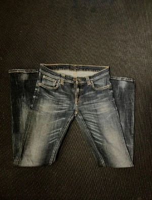 Nudie jeans Blue Moon - Tjena, säljer nu dessa riktigt feta Nudie jeans i storlek 28/32. Jeansen är i mycket bra skick och är helt perfekt för alla årstider! Dessa är slimfit. Det är bara höra av sig vid minsta fundering så får ni svar direkt!