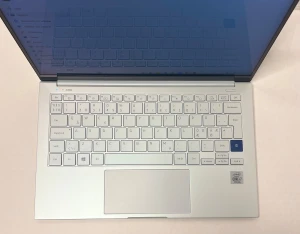 Samsung Galaxy Book Ion 930XCJ-K02 - Samsung Galaxy Book Ion med 13,3" FHD QLED-skärm, Intel Core i7 10510U, 16GB RAM och 512GB SSD. Snyggt silverchassi, Windows 10 Home. Tangentbord och skärm i fint skick, inga synliga defekter. Perfekt för arbete och studier, tunn och lätt design. Används sparsamt då den är införskaffad pga av 1 årsstudier men bestämde mig för att köpa en stationär istället.  Följer med en plexgear kylplatta