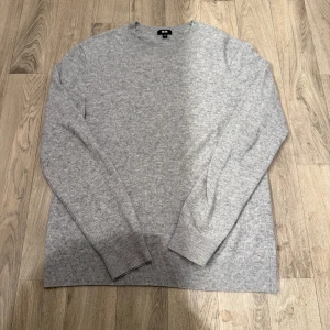 Uniqlo 100% Kashmir Tröja Grå M - Sjukt snygg och superskön 100% Kashmir tröja ifrån Uniqlo i fint skick, lätt att matcha och bland det mjukaste man kan ha på sig! Storlek: M! Hör av dig vid funderingar!🤩