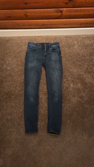 Replay slim fit jeans blå - Säljer ett par Replay jeans i mörkblå tvätt med skinny passform. Klassisk femficksdesign, snygga detaljer på bakfickorna och smal siluett. Vid frågor och funderingar är det bara att höra av sig!