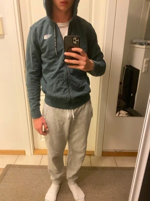The north face hoodie - En väldigt nice mörkgrön hoodie av The north face. Hoodien är i extremt bra skick och jag säljer den pågrund av att jag har vuxigt ur den.