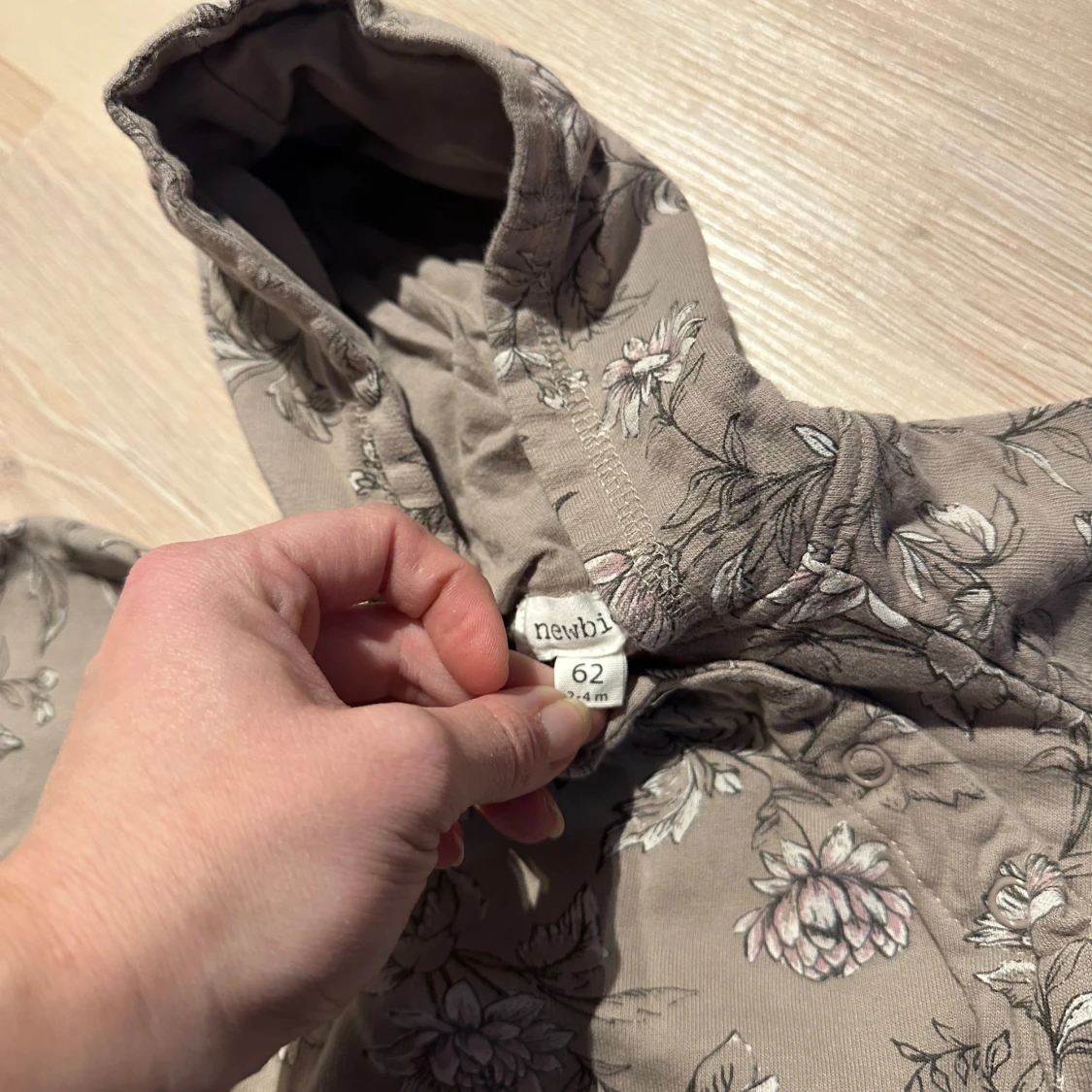 Blommig beige babyoverall från Newbie - 4