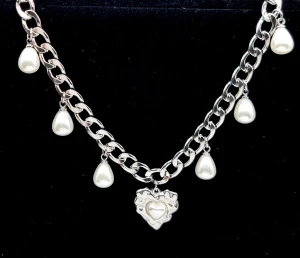 Stilfullt handgjort halsband med hjärta och pärlor  - Material-rostfritt stål.  Kedjetjocklek-7mm 