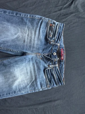 Vintage jeans - Super lågmidjade med bootcut. Knappast använda utan har legat i garderoben ett tag, och inte använts för att jag har vuxit ur. Waist 25 men vet inte längden. La 500 som pris än så länge kan gå ner till 370 kr minst 
