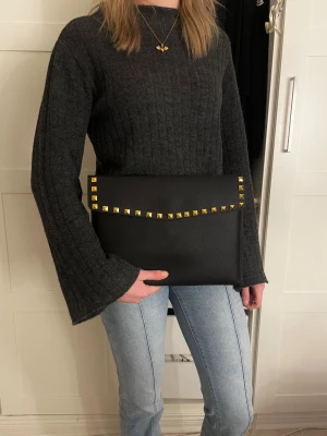 Datorfodral med guld nitar i läder imitation  - Rea – endast 199 kr (ord. pris 249 kr)! Stilrent datorfodral tillverkat av veganskt läder i vattentätt material. Fodralet skyddar din dator effektivt samtidigt som det ger din outfit en extra touch. 💕⚜️ Storlek: 34 × 25 cm – passar svarta HP Chromebooks och andra datorer i liknande storlek. 