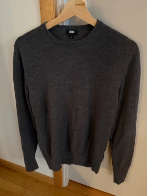 grå merinoull tröja från Uniqlo - Säljer en stilren grå stickad tröja från Uniqlo i storlek S. Nypris: 500kr
