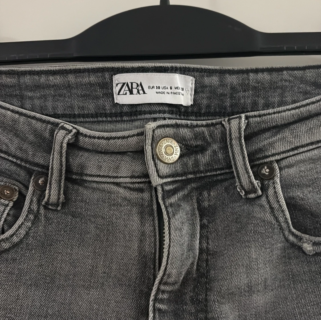 Grå slitna jeans med slits från Zara - 1