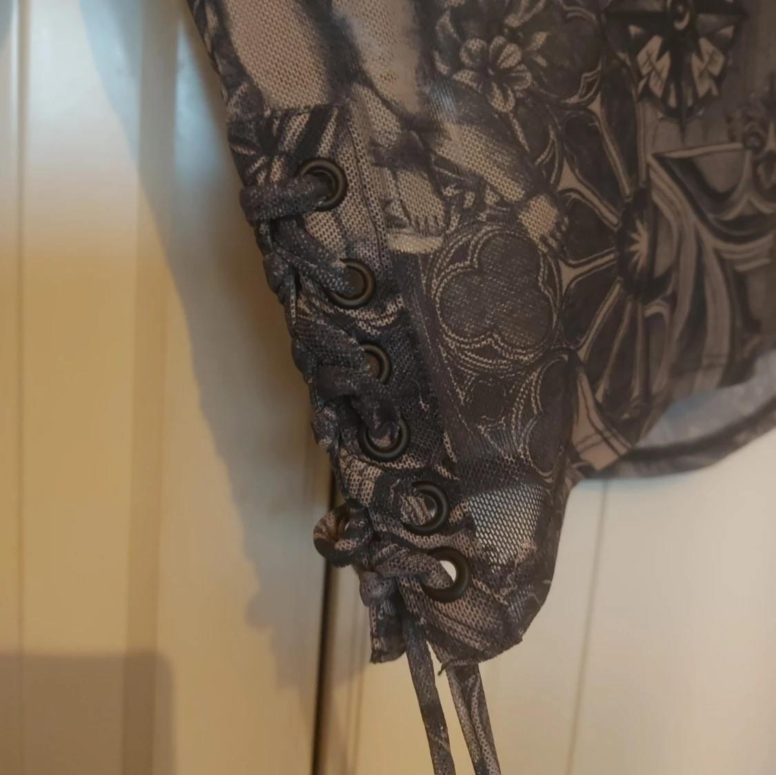 Grå mesh topp med änglamönster FB Sister - 2