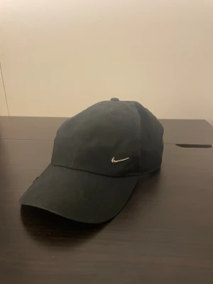 Nike keps - Svart Nike keps med justerbar storlek, metall logga fram.