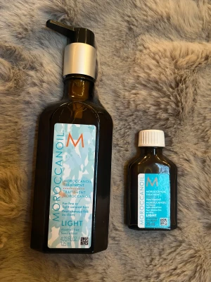 Moroccanoil Light Treatment 125ml & 25ml - Alkoholfri hårolja från maroccanoil, säljes då mitt hår är för tjockt för det. 125ml flaskan är full och oanvänd. Har en 25ml flaska man kan få med om man vill, mycket praktisk att ha i väskan. Den har ungefär 5-10% olja kvar, går att fylla på den med den stora flaskan. Originalpris 529kr