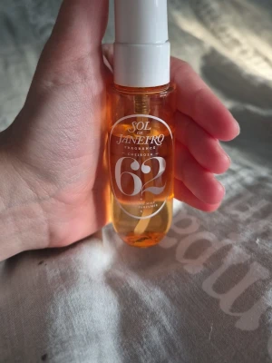 Sol De Janeiro 62 - Säljer min lilla Sol De Janeiro 62 då jag inte e så förtjust i doften. Mini flaska, se storlek och mängd på bilderna. Använt en del men det mesta e kvar ❤️ Säljer även en likadan fast 40 på min profil så gör gärna bundle!