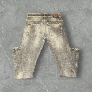 Blå jeans från dondup med fabrikslitningar  - Riktigt feta dondup jeans med fabrikslitningar/ skick 9/10 / storlek W32 / kontakta via intresse eller annat och pris kan självklart diskuteras😊