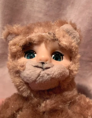 Nalle med ansikte - Söt sittande nalle med dockögon som kan öppnas och stängas🧸👁️🧸 skapad av mig