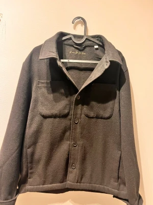 Cardigan från d’once de la senare - Fett overshirt/cardigan ifrån d’once de la senare! Helt ny så inga defekter alls! Pris är inte hugget så buda gärna! Storlek är S men sitter mer som en L