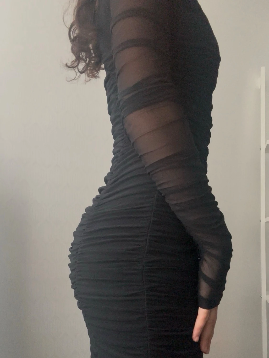 Svart långklänning med meshärmar - 5