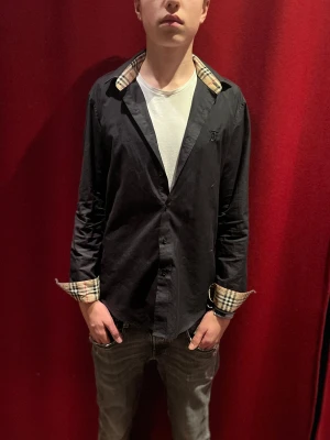 Skjorta - Nu säljer jag jag en av mina favorit skjortor pågrund av att den inte passar mig. Jag hann inte använda den så många gånger, därför är den i bra sick! Skriv om ni har några fråger så är jag glad att få svara på dem.