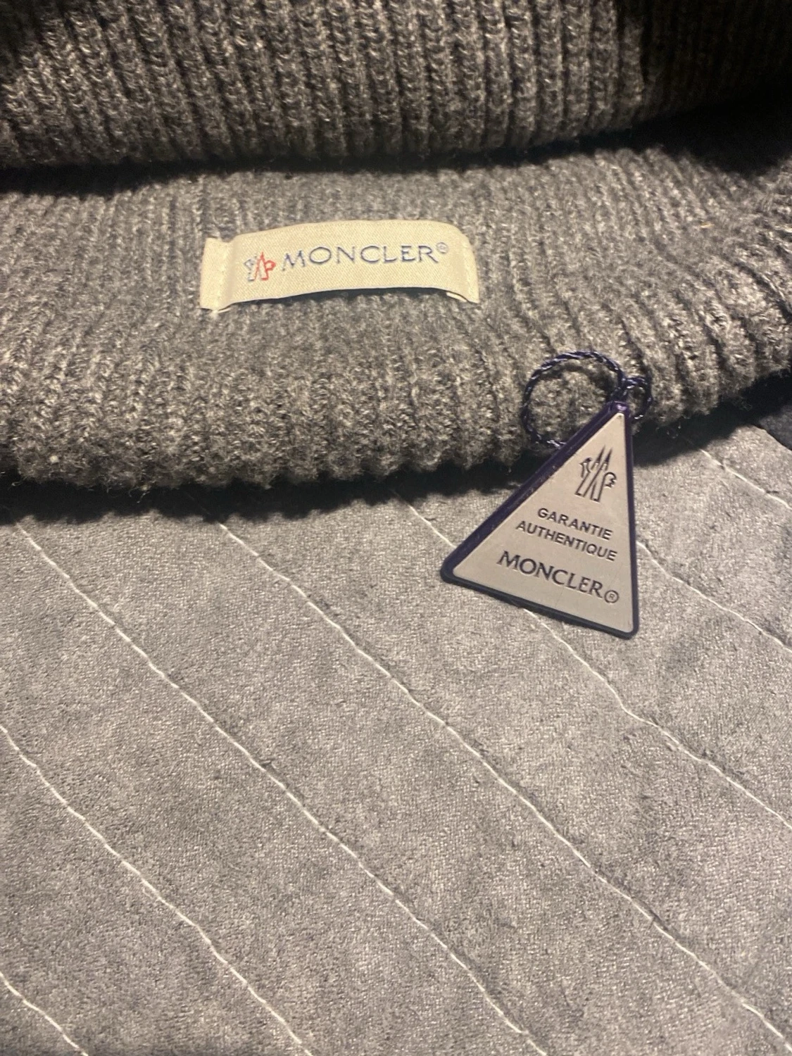 Grå stickad mössa från Moncler - 2