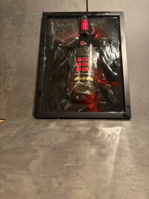 Bacardi razz tavla - Säljer nu denna stilrena tavlan av Bacardi razz till Bacardi älskaren. Tavlan är helt handgjord.