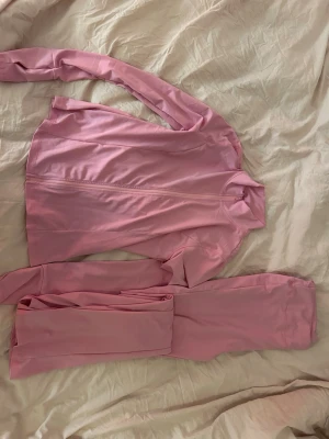 Tränings yoga set  - Ett rosa set med långärmad tröja med dragkedja och matchande yoga pants. Aldrig använd 