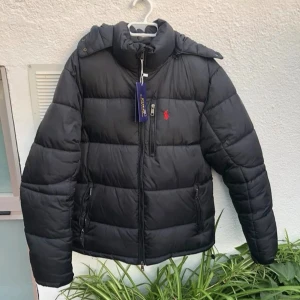 Ralph Lauren Jacka - Helt ny - Helt ny Ralph Lauren jacka  med tags. Både riktigt snygg och bekväm. Storlek M. Tveka inte ställa frågor vid intresse🙌