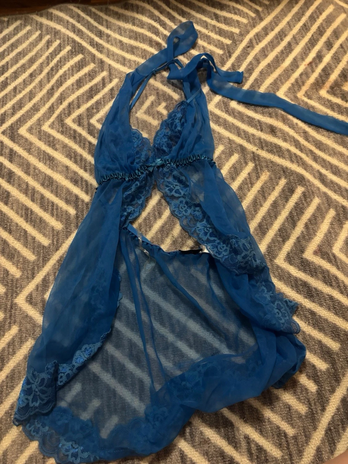 Blå spetsväst med knytband