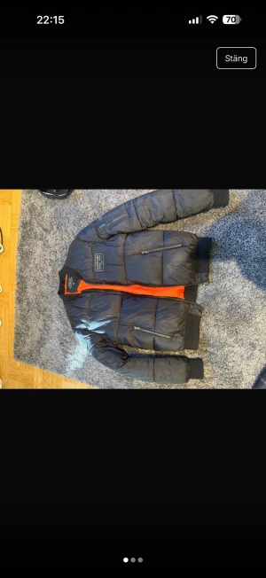 Svart pufferjacka från Adrian Hammond  - Fint skick, säljer åt min kille 😊